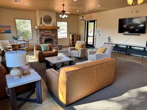 智能電視、壁爐、書籍