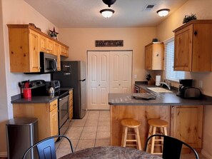 Jääkaappi, mikroaaltouuni, uuni, liesi