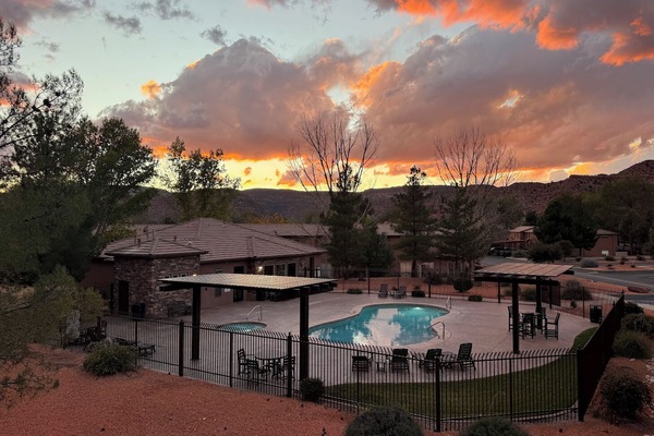 Piscina a l'aire lliure i piscina climatitzada