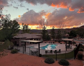 A residential area with a swimming pool, outdoor seating, and a mountainous backdrop. - NEW LISTING! Desert Canyon Retreat! Charming 3-bedroom townhome in Kanab (Kanab)