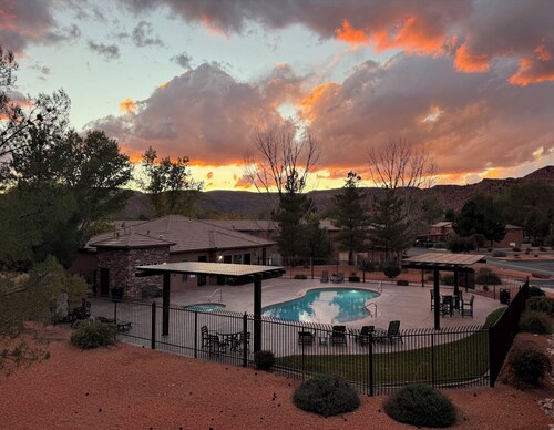 NEW LISTING! Desert Canyon Retreat! Charming 3-bedroom townhome in Kanab