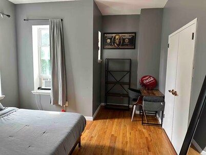 Charming 1-bedroom apartment in Brooklyn with Projector, 25 mins to Manhattan