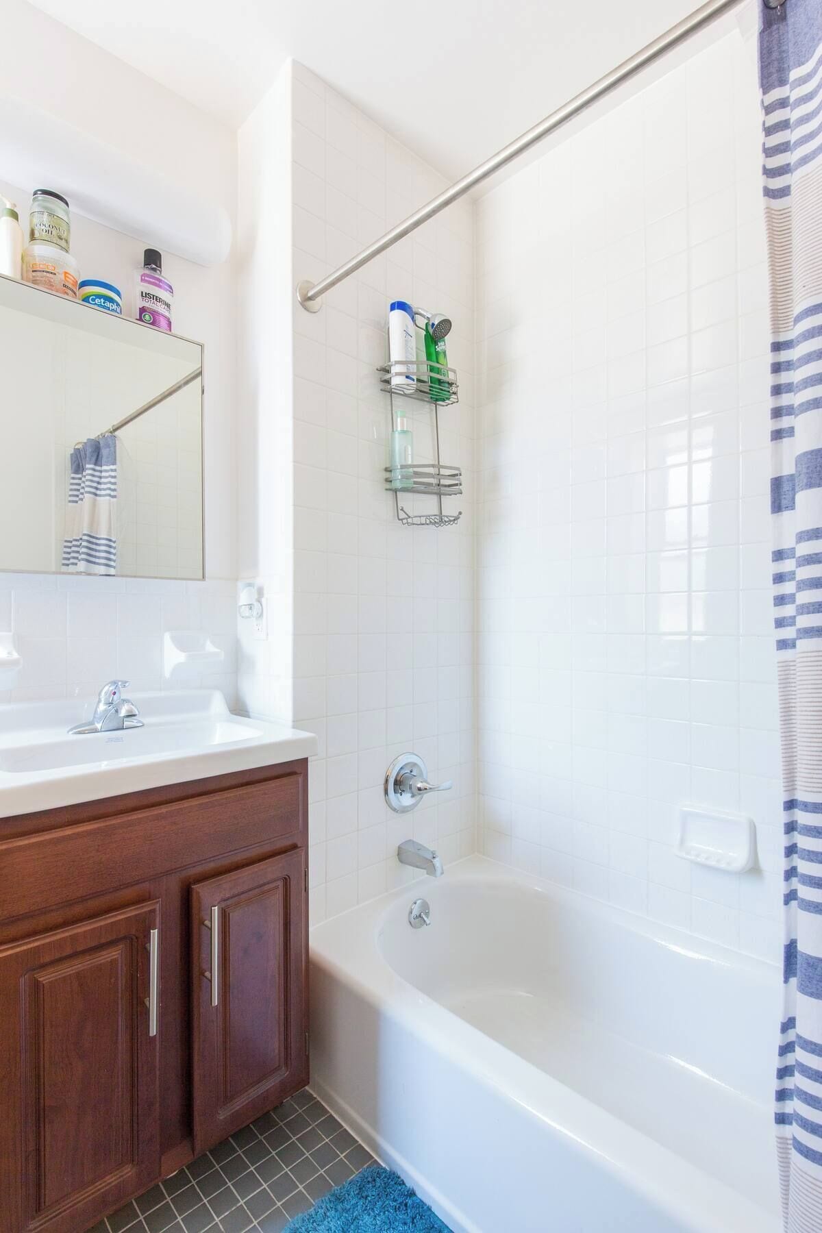 Sèche-cheveux, serviettes fournies, papier toilette