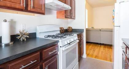 Charming 1-bedroom apartment in Brooklyn with Projector, 25 mins to Manhattan