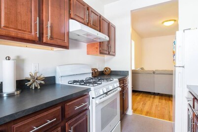 Charming 1-bedroom apartment in Brooklyn with Projector, 25 mins to Manhattan