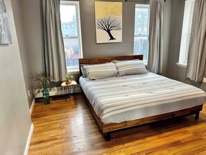 1 bedroom, desk, iron/ironing board, free WiFi - Charming 1-bedroom apartment in Brooklyn with Projector, 25 mins to Manhattan (Brooklyn)