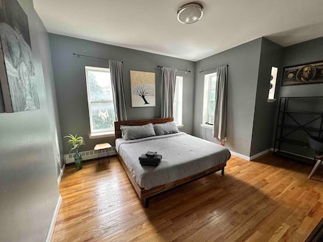Charming 1-bedroom apartment in Brooklyn with Projector, 25 mins to Manhattan