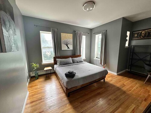 Charming 1-bedroom apartment in Brooklyn with Projector, 25 mins to Manhattan