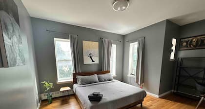 Charming 1-bedroom apartment in Brooklyn with Projector, 25 mins to Manhattan