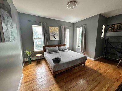 Charming 1-bedroom apartment in Brooklyn with Projector, 25 mins to Manhattan