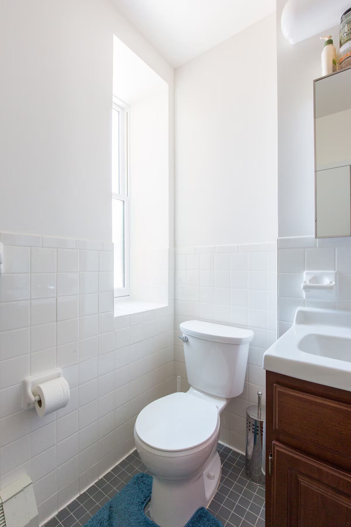 Een haardroger, handdoeken, toiletpapier