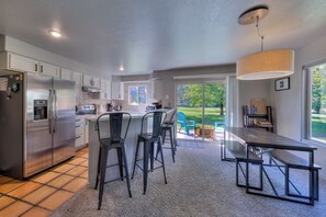 Mikrobølgeovn, ovn, kokeplater og oppvaskmaskin