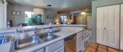 Microondas, horno, parrilla de estufa y lavavajillas