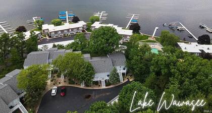 Quaint and quiet 2-bedroom lake front condo overlooking Lake Wawasee.