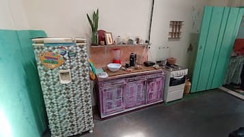 Kühlschrank, Ofen, Herdplatte, Mixer