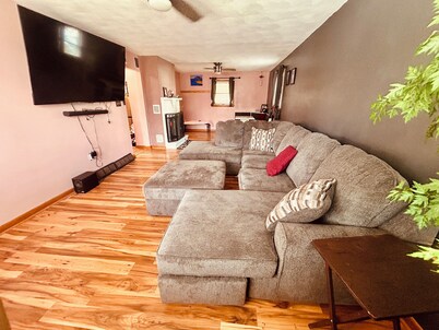 Single Family Home - Comfortable Two Bedroom -in Clarksburg