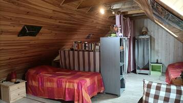 1 slaapkamer, een strijkplank/strijkijzer, beddengoed