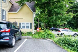 Property grounds - NEW - Mins to Manchester - Nashua - Queen Bed (Milford)