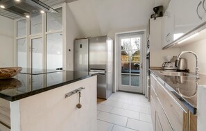 Réfrigérateur, un four, surface de cuisson, lave-vaisselle