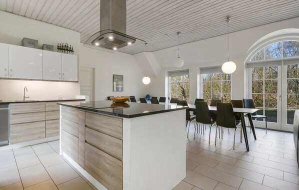 Réfrigérateur, un four, surface de cuisson, lave-vaisselle