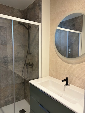 Douche, sèche-cheveux, serviettes fournies, savon