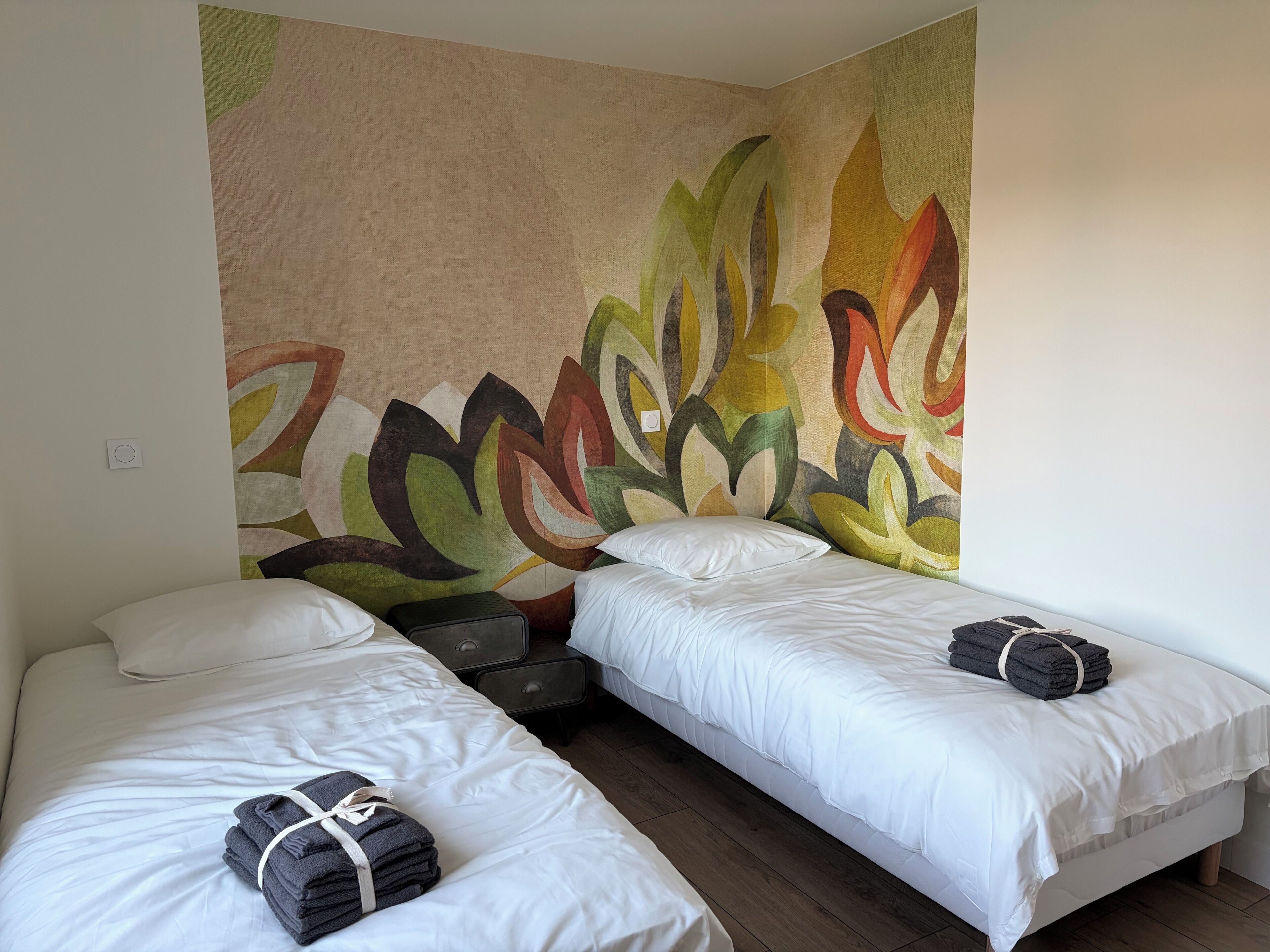 3 bedrooms, iron/ironing board, internet, bed sheets