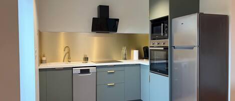 Four Ă micro-ondes, un four, surface de cuisson, lave-vaisselle