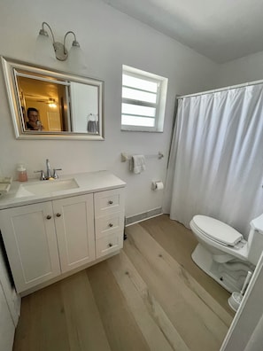 Serviettes fournies, savon, papier de toilette