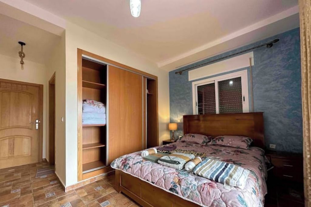 4 bedrooms, iron/ironing board, WiFi, bed sheets