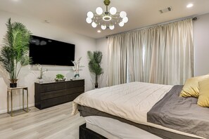 2 dormitorios, escritorio, tabla de planchar con plancha y cuna de viaje