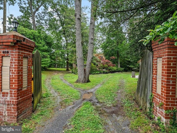 المنطقة المحيطة بالمنشأة