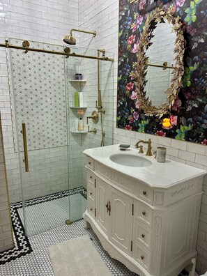 Shower, hair dryer, towels, soap - Marigny House with Pool (New Orleans)