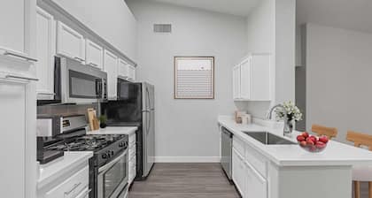 2-bedroom apartment in delightful Las Vegas with AC, fitness room