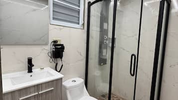 Secadora de cabello, toallas, jabón, papel de baño