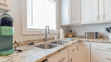 Micro-ondes, lave-vaisselle, cafetiĂšre/bouilloire, grille-pain