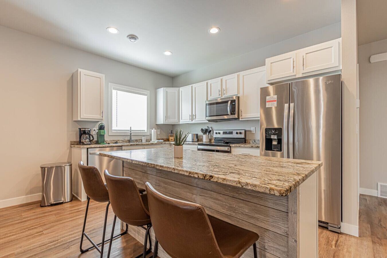 Mikrowelle, Geschirrspüler, Wasserkocher mit Kaffee-/Teezubehör, Toaster