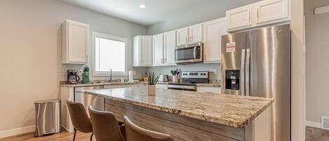 Een microgolfoven, een vaatwasser, een koffiezetapparaat/waterkoker