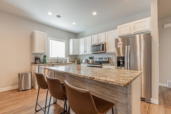 Mikroaaltouuni, astianpesukone, kahvin-/teenkeitin, leivänpaahdin