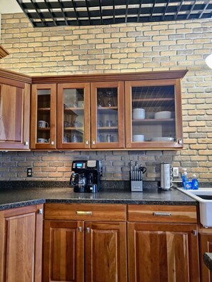 Microwave, oven, dishwasher, coffee/tea maker