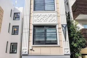 Exterior detail - Mi-Hotel Qualia Shinjuku (Tokyo)