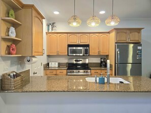 Mikrobølgeovn, ovn, kokeplater og oppvaskmaskin