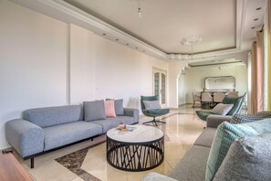 Apartment, 3 Bedrooms, Kitchen, City View | Living room | 40-inch Smart TV with digital channels, streaming services