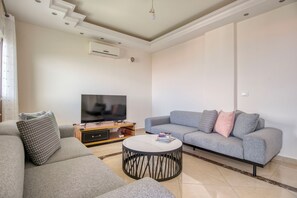 Apartment, 3 Bedrooms, Kitchen, City View | Living room | 40-inch Smart TV with digital channels, streaming services