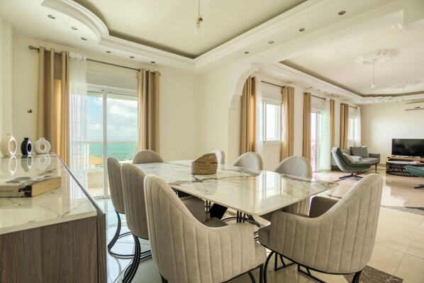 Apartment, 3 Bedrooms, Kitchen, City View | In-room dining