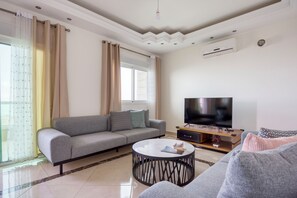 Apartemen, 3 kamar tidur, dapur, pemandangan kota | Ruang keluarga | Smart TV 40-inci dengan saluran TV digital dan layanan streaming