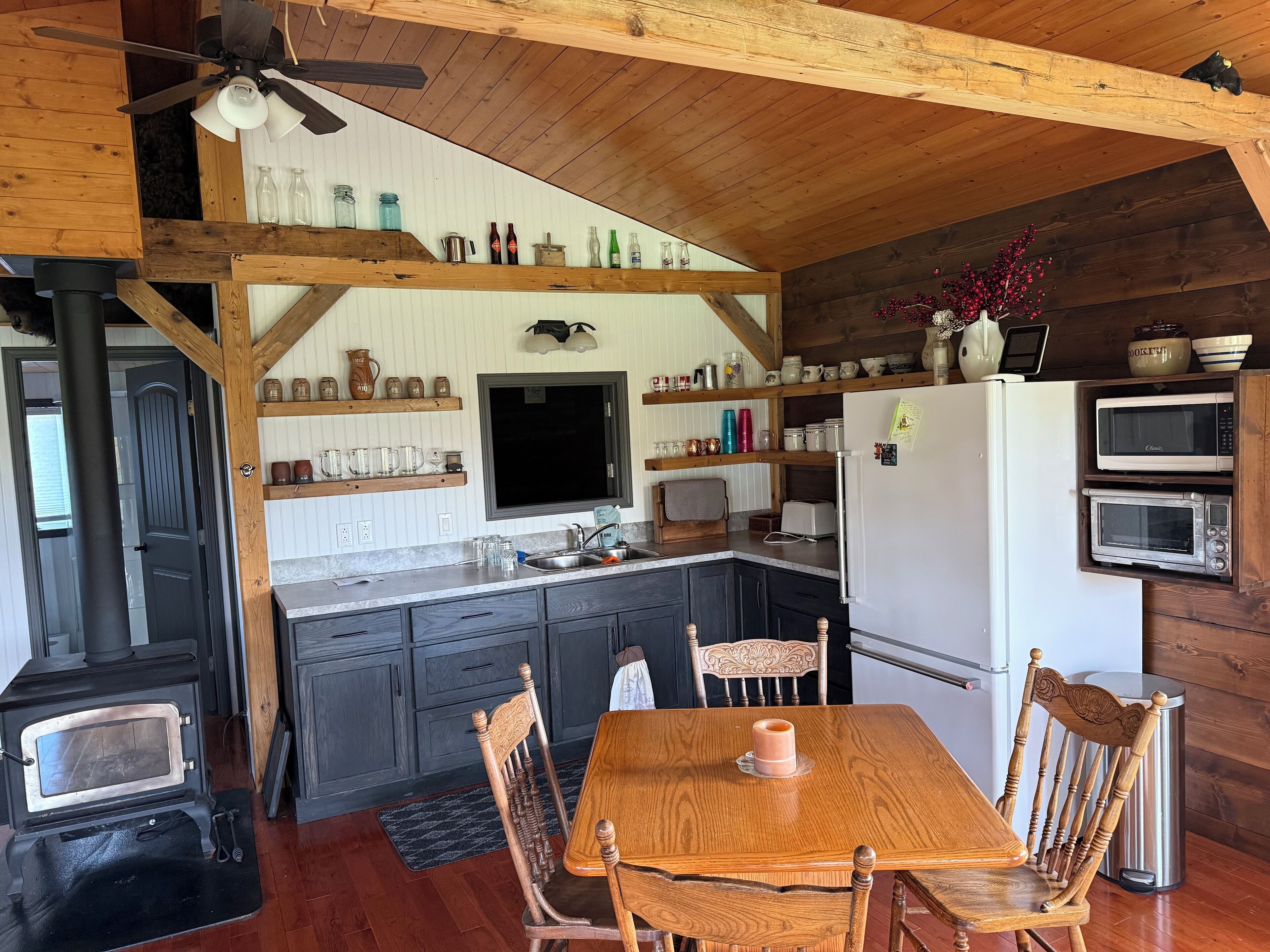 Kjøleskap, mikrobølgeovn, kokeplater og kaffetrakter/tekoker