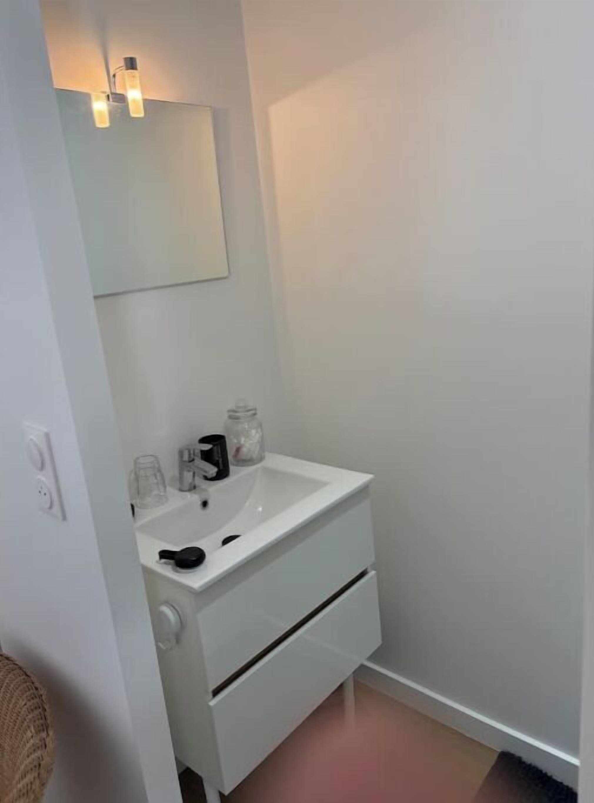 Dusch, hårtork, handdukar och toalettpapper