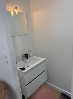 Shower, hair dryer, towels, toilet paper