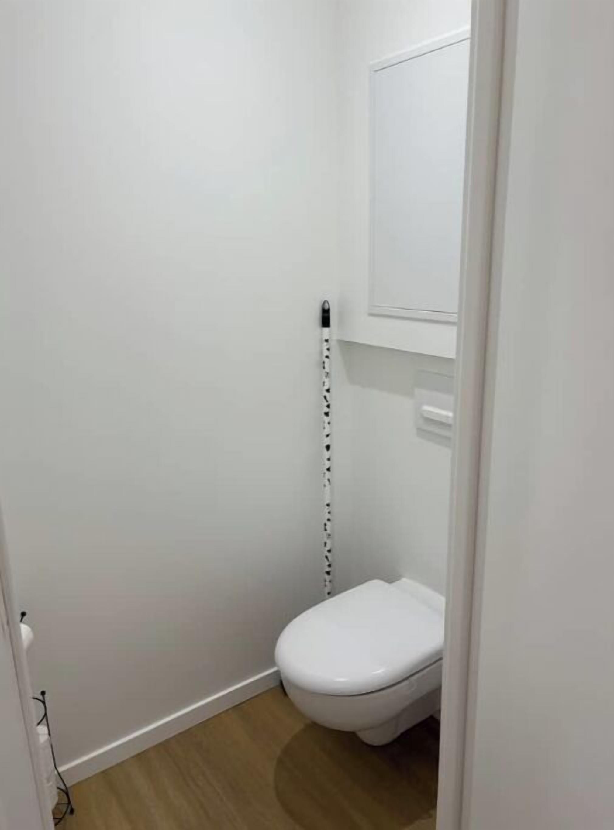 Doccia, asciugacapelli, asciugamani, carta igienica