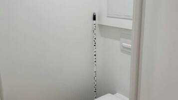 Douche, sĂšche-cheveux, serviettes fournies, papier toilette